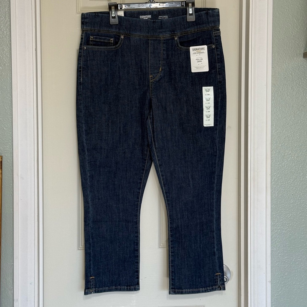 NWT Levi’s Pull On Capri Pants Women’s size 8/W29